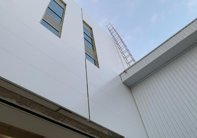 金屬巖棉夾芯板：橫鋪與豎鋪的利弊分析